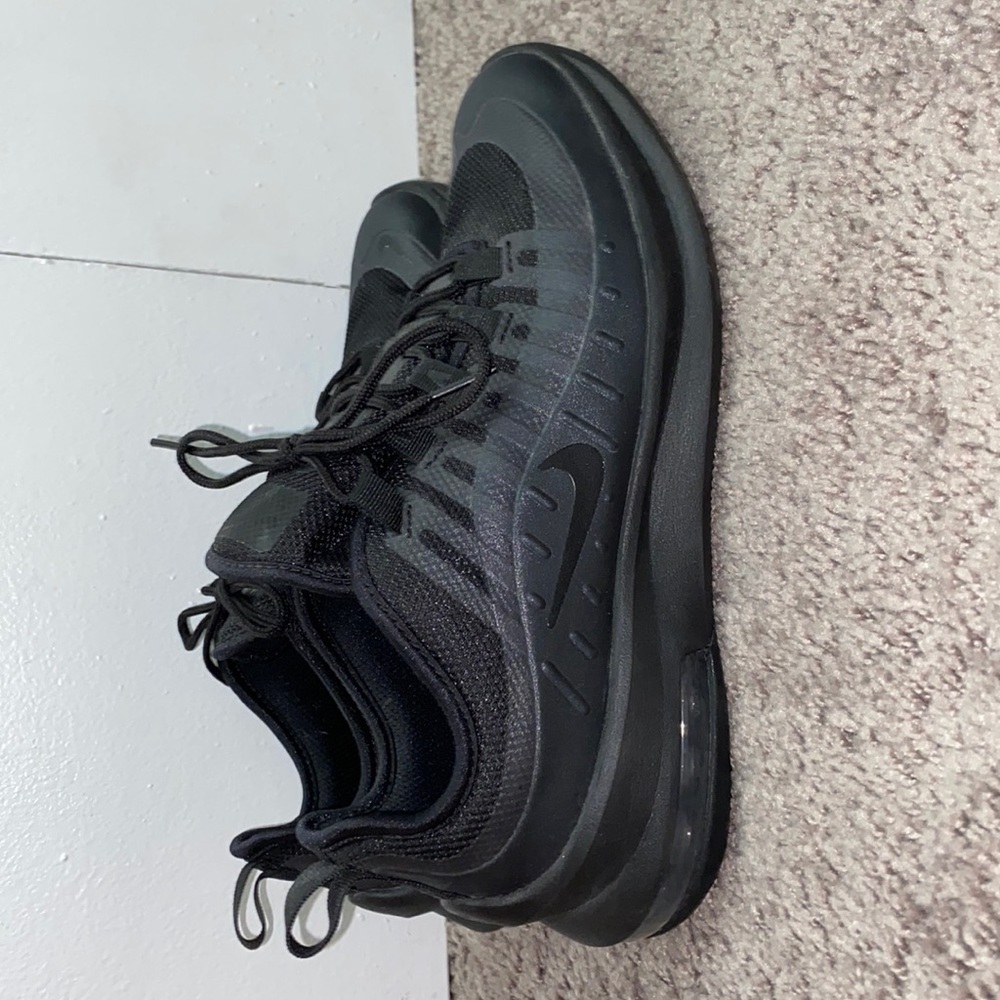 Black Nikes Boys Youth Size 6